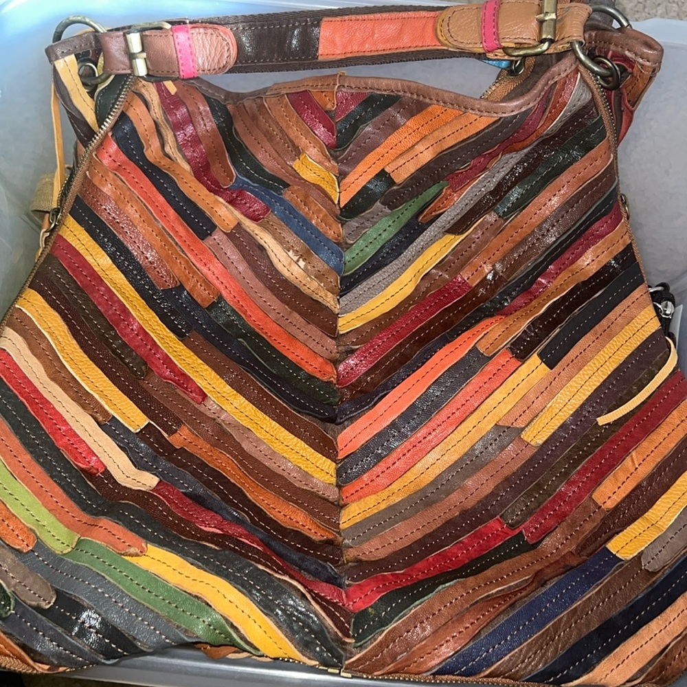 Leather multicolored hobo bag with zipper expansion.